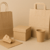 Visuel d'emballages divers (sacs, boîtes, papiers) en kraft brun naturel, mis en scène sur un fond neutre, illustrant l'essor du kraft dans les solutions d'emballage modernes, respectueuses de l'environnement.